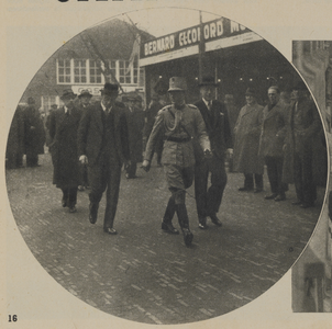 300261 Afbeelding van prins Bernhard tijdens zijn bezoek aan de 42e Jaarbeurs (voorjaarsbeurs) op het Vredenburg te Utrecht.